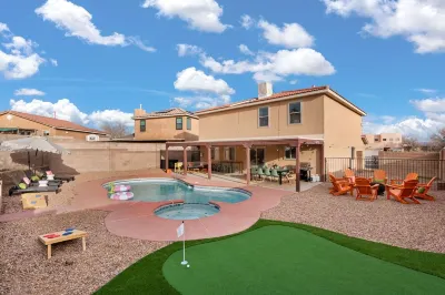 ABQ Oasis! Pool and Hot Tub OPEN ALL YEAR!, Game Room, Golf, Great for Reunions! Hotels near Speedway