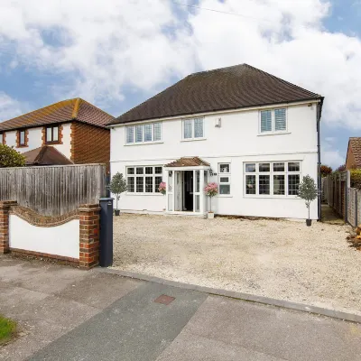 Bright & Modern 4 Br House 100 Metres from Beach