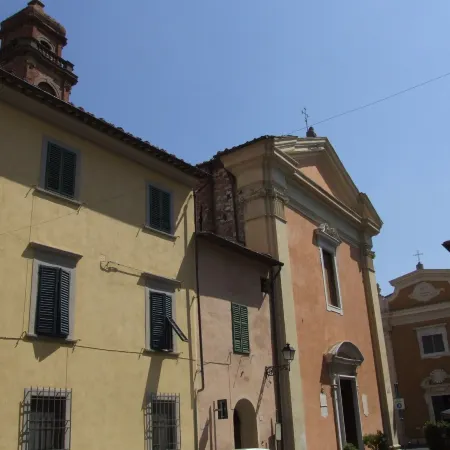 Pisa Stay Close to Leaning Tower