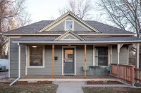 Couples Getaway | Walk to Unc | Free Cruiser Bikes