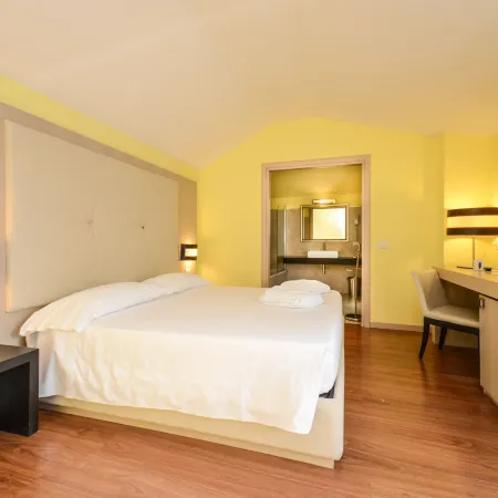 Regal Hotel & Apartments