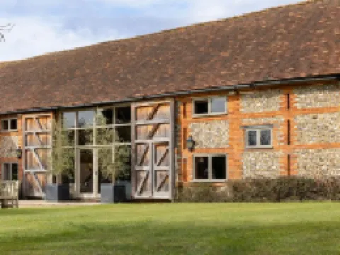Barn conversion, 10 mins from Henley-on-Thames. Tennis court & indoor pool. Hotels in Henley-on-Thames