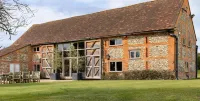 Barn conversion, 10 mins from Henley-on-Thames. Tennis court & indoor pool.