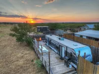 Lucinda Luxury RV with Hot Tub Hotel di County Gillespie