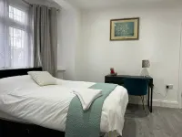 Inviting 2-Bed Apartment in Ilford Hotels in Woodford