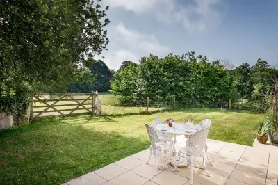 Little Pengelly Farm Hotels near Four Crows Gallery