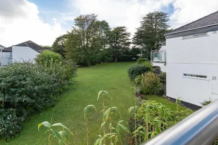 25 Coedrath Park - Sea Views from Balcony, Short Walk to Beach, Parking