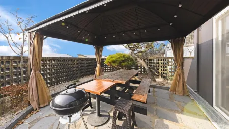 Chuncheon Poolhouse Epop Отели рядом с достопримечательностью «Канвонский национальный университет»