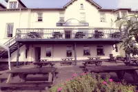 The Commodore Inn Hotel dekat Holker Hall and Gardens