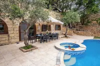 Villa Soldanis Sleeps 12 with Pool - 발코니