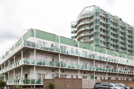 Skyvillion - Tower Point Enfield 1Bed with Balcony