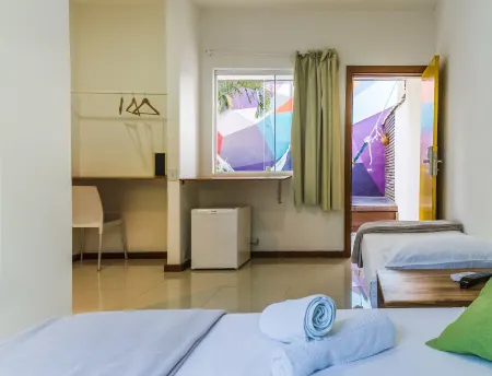 Pousada Tubes Maresias Отели рядом с достопримечательностью «Camping e Bar do Cacau - Praia de Santiago»