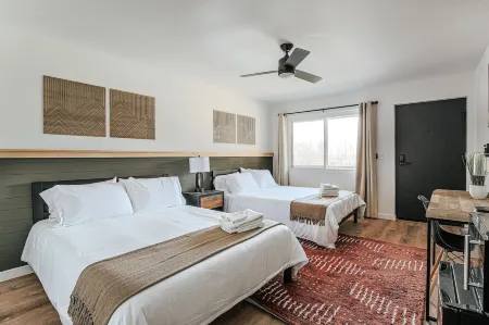 Grey Pine Lodge Отели в г. Крозет