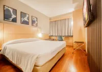 Hus Hotel Dourados Отели в г. 