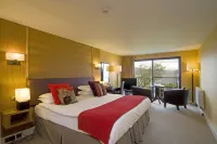 โรงแรมฮอลลี ทรี พร้อมสระว่ายน้ำและอ่างนวดน้ำอุ่น โรงแรมใน