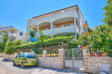 Komazin Отели в г. Хвар