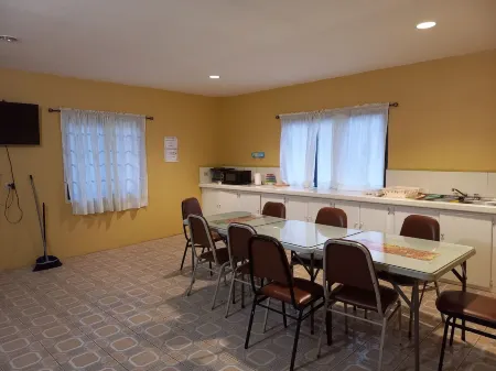 Shalom Guest House Отели в г. Порт-оф-Спейн