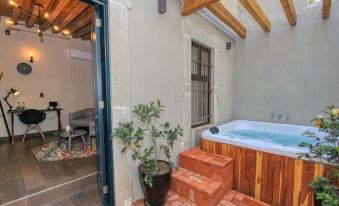 Antigua Trece Hotel Fusión