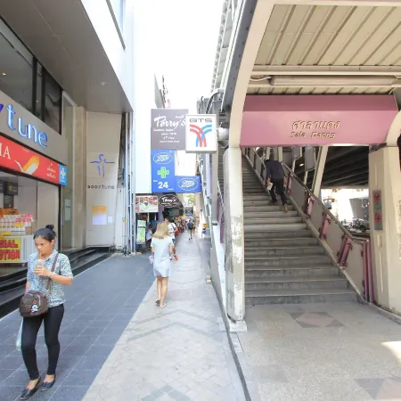 Pula Silom Отели рядом с достопримечательностью «Улица Силом-Сой 2»