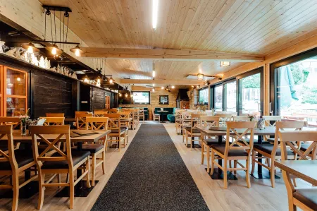 Wellness Rezort Jánošíkov Dvor Отели в г. Долны-Кубин