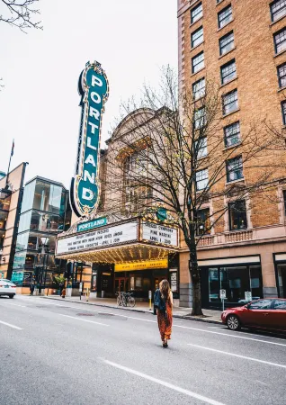 The Duniway Portland, A Hilton Hotel Отели рядом с достопримечательностью «KIDD's Toy Museum»