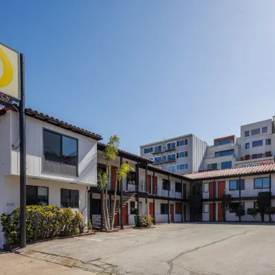 La Luna Inn, Ascend Hotel Collection Hotels near Full House House