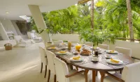 Billionaire Resort & Retreat - breakfast