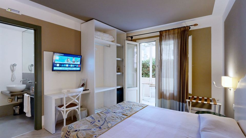 Aegusa Hotel