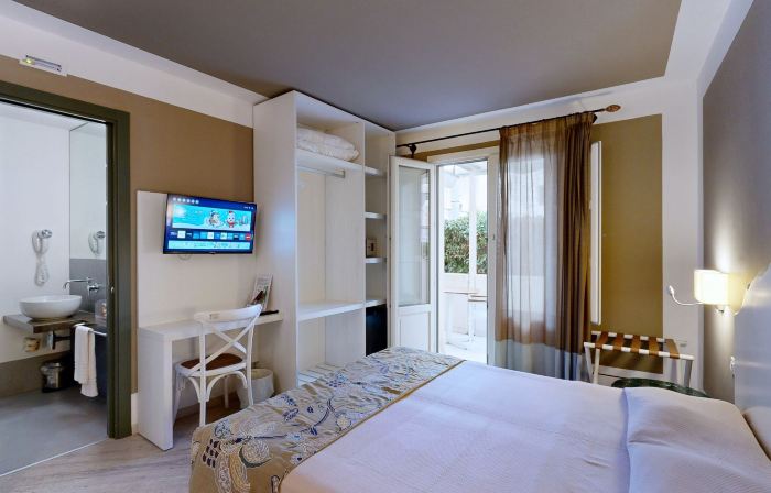 Aegusa Hotel