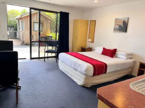 Sundowner Motel Hotels in 