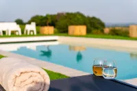 Château de Tauzies, the Originals Relais - Pools