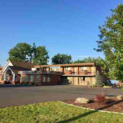 Motel et Appartements du Fleuve Hotel Exterior