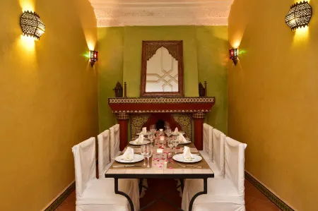 Riad Manissa Отели рядом с достопримечательностью «Agafay Marrakech - Activités Quad buggy Chameau et diner spectacle»