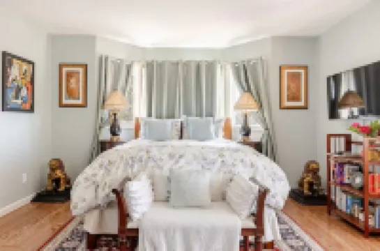 Cambria Victorian Castle: Walk to Beach, Village Shops, Wineries and Galleries!