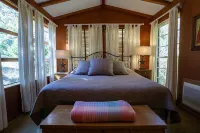 Casita Montalbano - Sleeps 8 to 10 - Private River Access - Pet Friendly Cabin