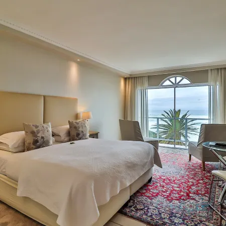 Hermanus Beachfront Lodge