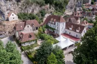 Logis Hôtel Domaine les Falaises Hôtels à : Sarrazac