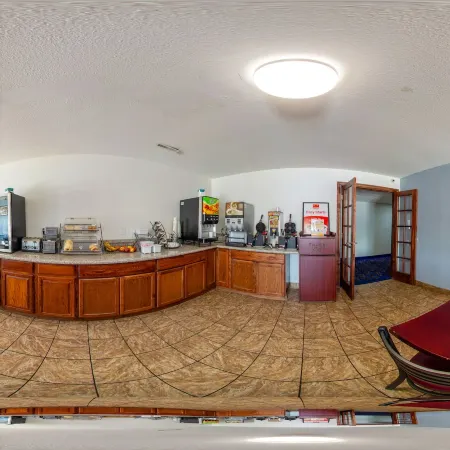 Econo Lodge Inn & Suites