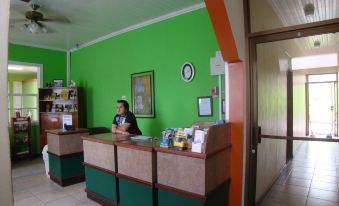 Hotel la Guaria Inn & Suites