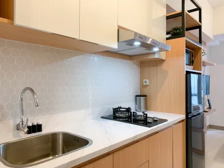 Nice Studio Room at Tokyo Riverside Pik 2 Apartment Отели рядом с достопримечательностью «Pelabuhan Tanjung Pasir»