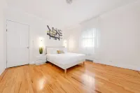 Spacious 3BR Luxe Escape near NYC - Condos