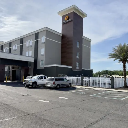 La Quinta Inn & Suites by Wyndham Gonzales La