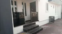 Shimawa-apartment-sleeps2-parking-24/7security Hotels in Shagamu