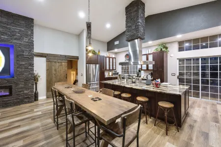 New Luxury Prescott Lynx B B 4k ft2 Sleeps 22 Отели в г. Дьюи-Гумбольдт