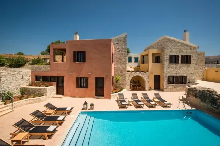 Phaistos Villas - Villa Dafne Poolside Gem