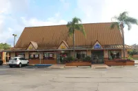 坦帕布什花園遊樂場汽車旅館