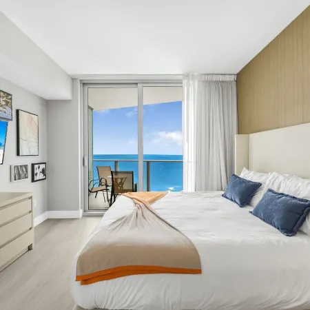Luxury Miami Condos – Ocean & City Views Отели в г. Халландейл Бич
