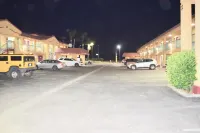 Super 8 by Wyndham Visalia - parking