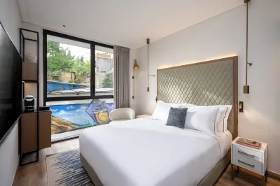 โรงแรม นูชา - ฟาทาล คัลเลอร์ส โรงแรมใน