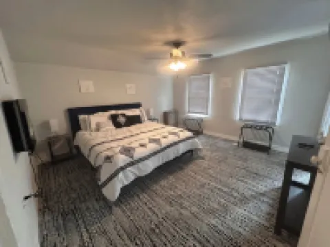 Pet friendly, freshly renovated, 5 minute walk to beach in the heart of the city